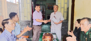 THÔN 2 XÃ PHÚ NGHĨA THĂM, TẶNG QUÀ GIA ĐÌNH CHÍNH SÁCH, NGƯỜI CÓ CÔNG VỚI CÁCH MẠNG NHÂN DỊP NGÀY THƯƠNG BINH LIỆT SĨ 27/7