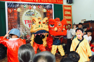 Trao tặng 450 phần quà Trung thu cho trẻ em thôn 2, xã Phú Nghĩa