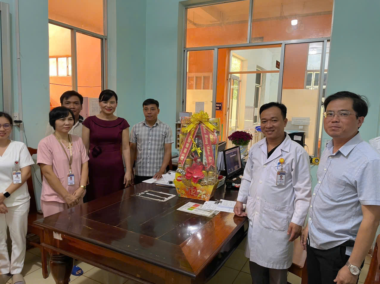 LÃNH ĐẠO ĐẢNG ỦY, HĐND, UBND, ỦY BAN MTTQ VN XÃ THĂM, CHÚC TẾT TRẠM Y TẾ VÀ TẶNG QUÀ BỆNH NHÂN NHÂN DỊP TẾT NGUYÊN ĐÁN BÍNH NGỌ